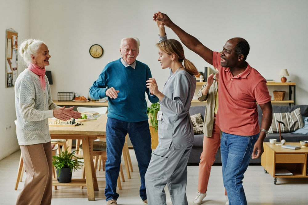 Course on assisting with daily activities and social engagement in care